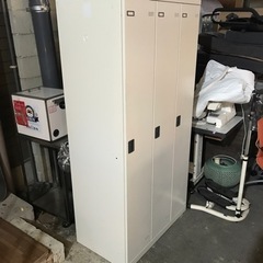 N2303-286  スチールロッカー  3人用  鍵あり 傷、汚れありの画像