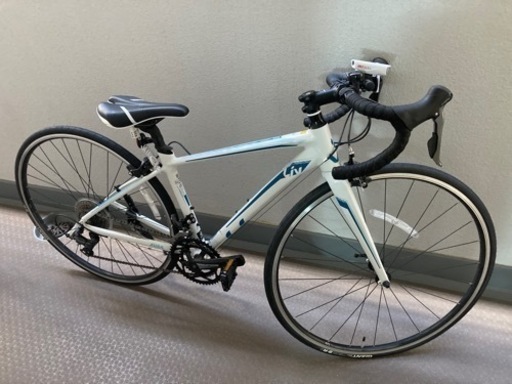 【定価8万6千円】ロードバイク　ヘルメット、空気入れ、ライト、鍵付き