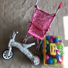 キックバイク　おもちゃベビーカー　ボールプールのボール