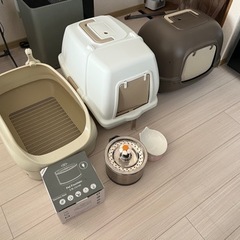 猫のトイレ3個、餌入れ1個、給水器1個の画像