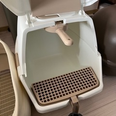 猫のトイレ3個、餌入れ1個、給水器1個の画像