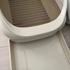 猫のトイレ3個、餌入れ1個、給水器1個の画像