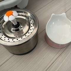 猫のトイレ3個、餌入れ1個、給水器1個の画像