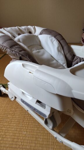 【美品】コンビ  ネムリラ AUTO SWING エッグショック プーさんのカバー付き