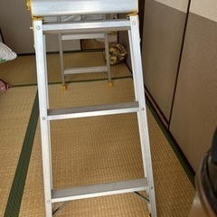 折りたたみ式足場台　脚立の画像