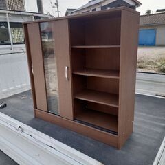 高さ890㍉横幅900㍉奥行290㍉の食器棚を無料で譲ります。の画像