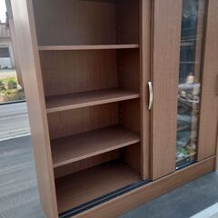 高さ890㍉横幅900㍉奥行290㍉の食器棚を無料で譲ります。の画像