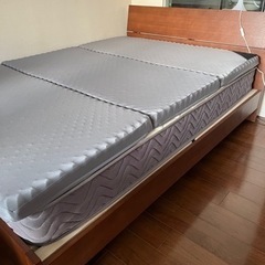 ダブルベッドとマットレスの画像