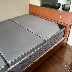 ダブルベッドとマットレスの画像