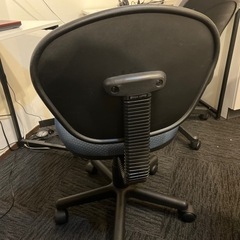 オフィスチェアー青の画像