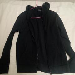 灰色パーカーと黒のパーカー手渡しの画像