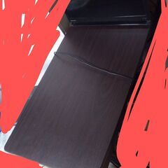 こげ茶色の机の画像