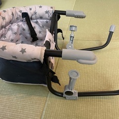 机につけるタイプのベビーチェアの画像