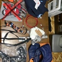 XLサイズの犬用品: 冬用ジャケット 2 着、ハーネス 2 着、エリザベスカラー, カラフルな首輪とおそろいのリード 1 本、夜間安全反射リード 1 本、ビニール リード 1 本