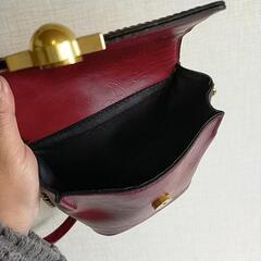 ワインレッドなプチショルダーの画像