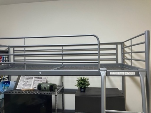 ロフトベッド、5段の本棚付き