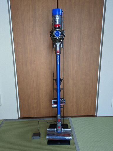 ダイソン　クリーナー　掃除機　DYSON V7 FLUFFY　スタンド・付属品付き