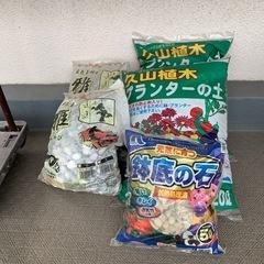 プランターの土　鉢底の石　敷石