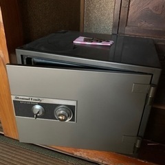 金庫、タンス、イス、クローゼット、各500円