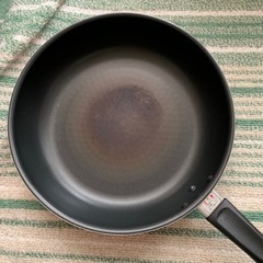 赤のフライパンの画像