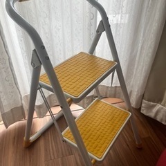 (取引決定済)ポップなイエローが可愛い！折りたたみ脚立の画像