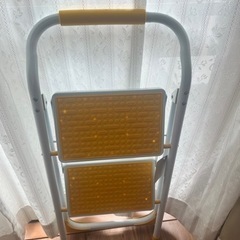 (取引決定済)ポップなイエローが可愛い！折りたたみ脚立の画像