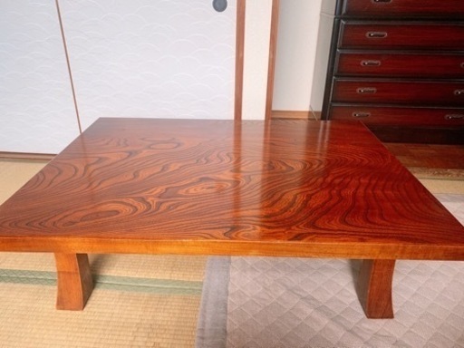 昔ながらの木のテーブルです。
