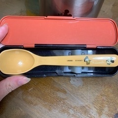 上下でおかずとご飯を分けるお弁当箱の画像