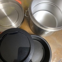 上下でおかずとご飯を分けるお弁当箱の画像