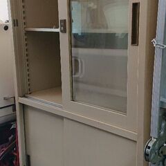 UCHIDA製オフィスキャビネット（スチール書庫）鍵付き上部窓付...