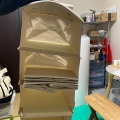 カゴ、机、吊るす棚二個の画像
