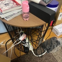 丸テーブル　直径は30センチほどの画像