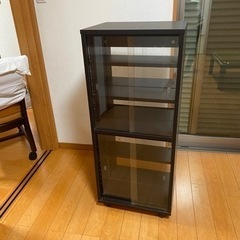 黒のキャスター付き収納家具？