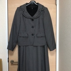お値下げ★ワンピーススーツ 17号　黒スカート付き