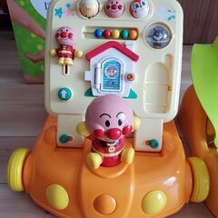アンパンマン歩行器と赤ちゃんのバスチェアの画像