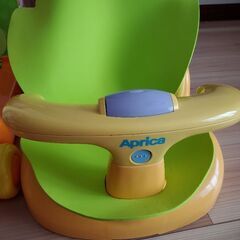 アンパンマン歩行器と赤ちゃんのバスチェアの画像