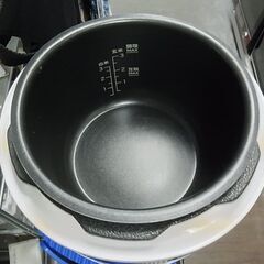 セール中につき、通常特価6,578円より30％引きの4,604円!　siroca　シロカ　電気圧力鍋　SP-D121　ホワイト　無水調理　スロー調理　マイコン　2019年製の画像