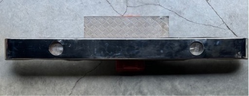 トラック用リアバンパー　下部凹みあり。