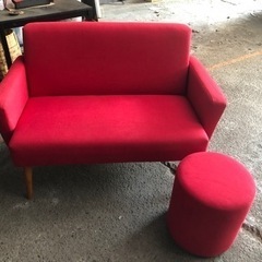 赤色のソファー　　スツール付き
