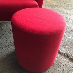 赤色のソファー　　スツール付きの画像