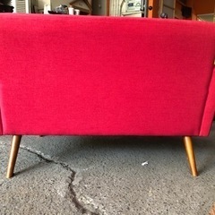 赤色のソファー　　スツール付きの画像
