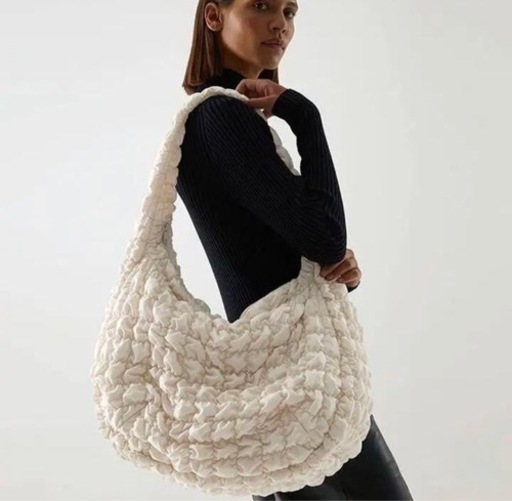 COS キルティングオーバーサイズショルダーバッグ 人気カラーホワイト