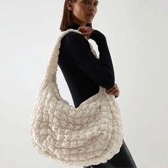 COS キルティングオーバーサイズショルダーバッグ 人気カラーホワイト