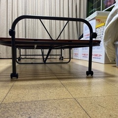 シングルベッドキャスター付で移動も楽の画像