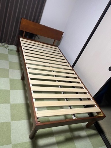 シングルベッドのフレーム(持ち運べるカート付き)
