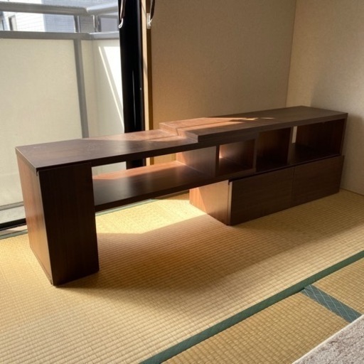伸縮するテレビ台
