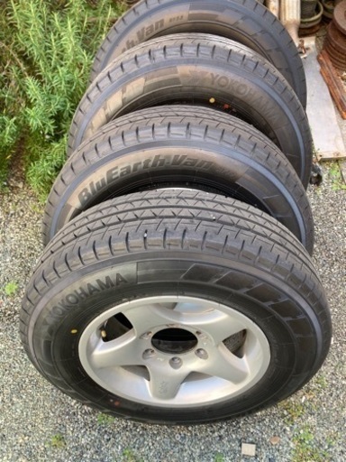 値下げしました！ハイエース、キャラバン、カムロード等に。ほぼ新品のホイール付きタイヤ。早期の方値下げします！