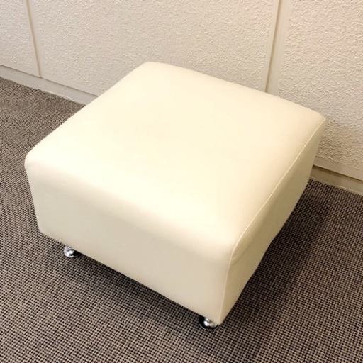 美品☆革製ホワイトカラーのオットマン☆50x50x30cm