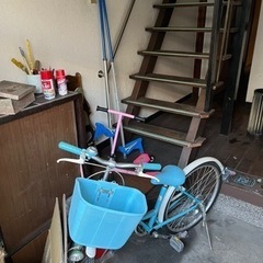 子供用三輪キックボードと竹馬の画像