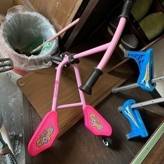 子供用三輪キックボードと竹馬